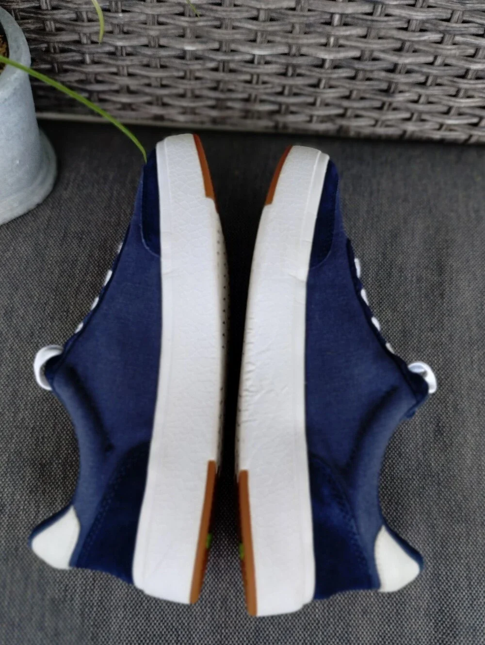 Kizik Navy Blue Hands-Free Sneakers Men’s 8 Women’s 9.5 White Gum Sole